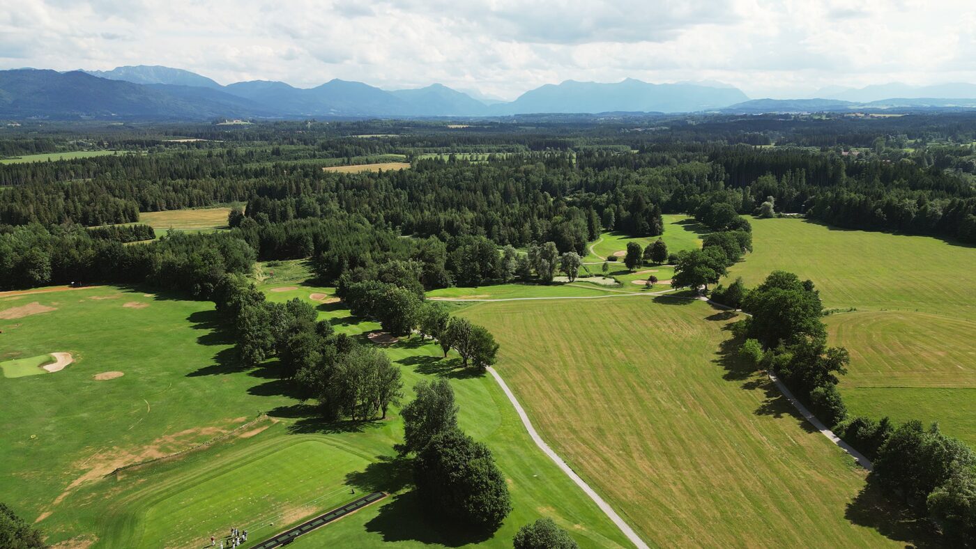 Die Anlage in der Voralpenlandschaft, dahinter die Berge